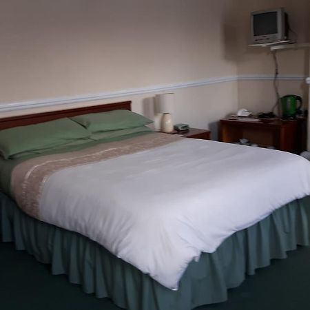 Victoria Inn Олстън Екстериор снимка
