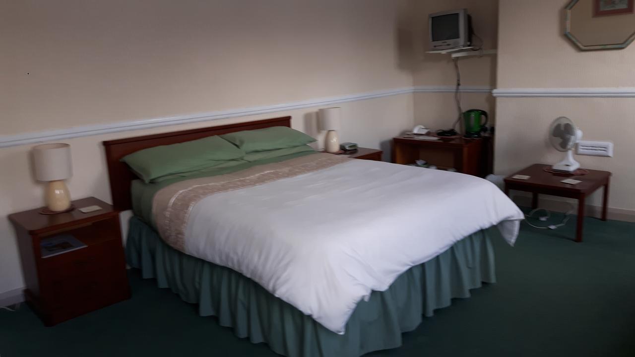 Victoria Inn Олстън Екстериор снимка