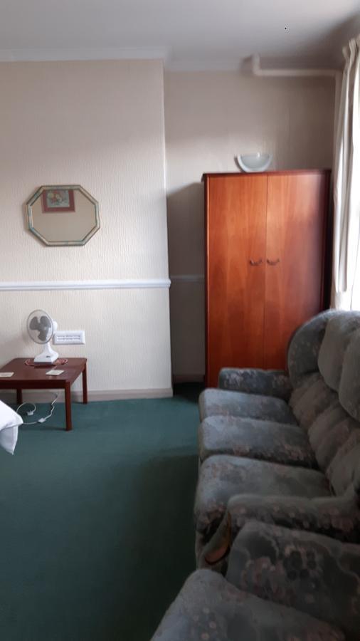 Victoria Inn Олстън Екстериор снимка