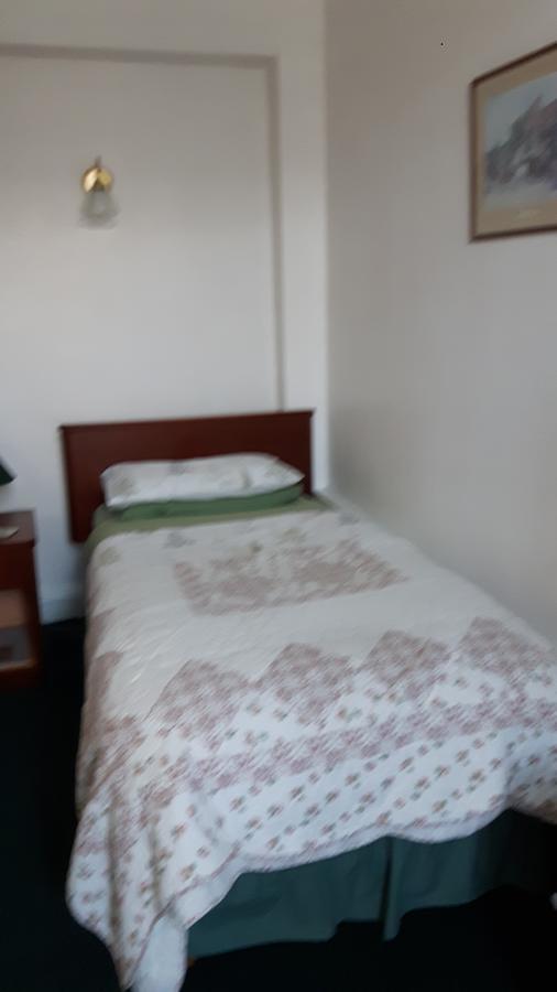 Victoria Inn Олстън Екстериор снимка