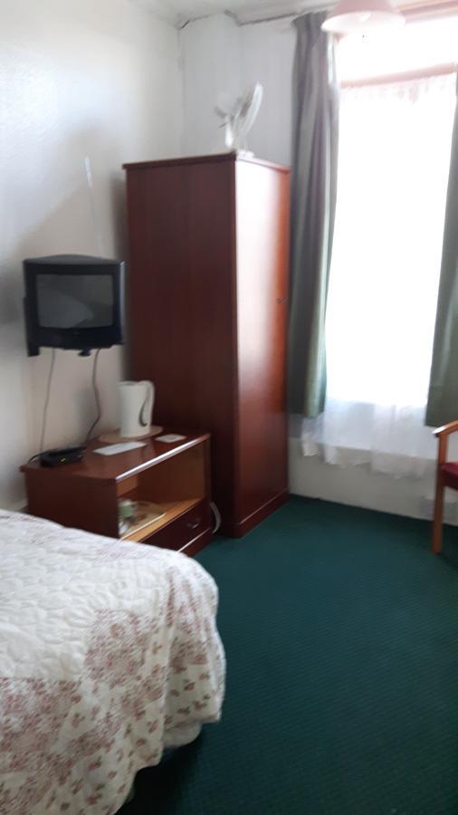 Victoria Inn Олстън Екстериор снимка
