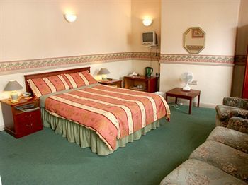Victoria Inn Олстън Екстериор снимка